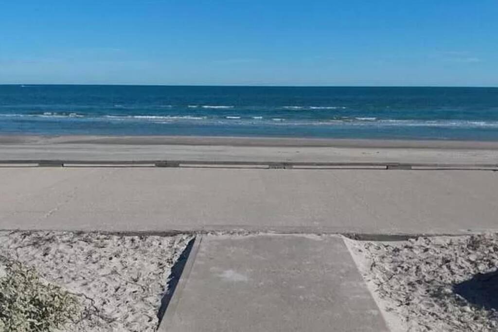 Cozy Beachside Condo With Pool View Corpus Christi Exterior foto